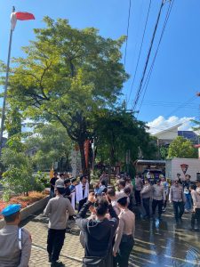 Massa APMS melakukan aksi unjuk rasa di depan kantor Disperkimhub Sumenep terkait dugaan penyimpangan program BSPS