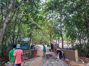 Warga Gapura Timur Swadaya Perbaiki Jembatan Rusak