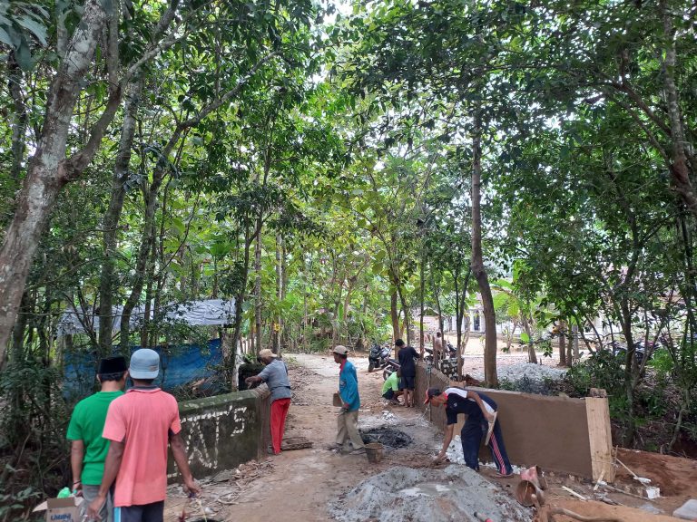 Warga Gapura Timur Swadaya Perbaiki Jembatan Rusak