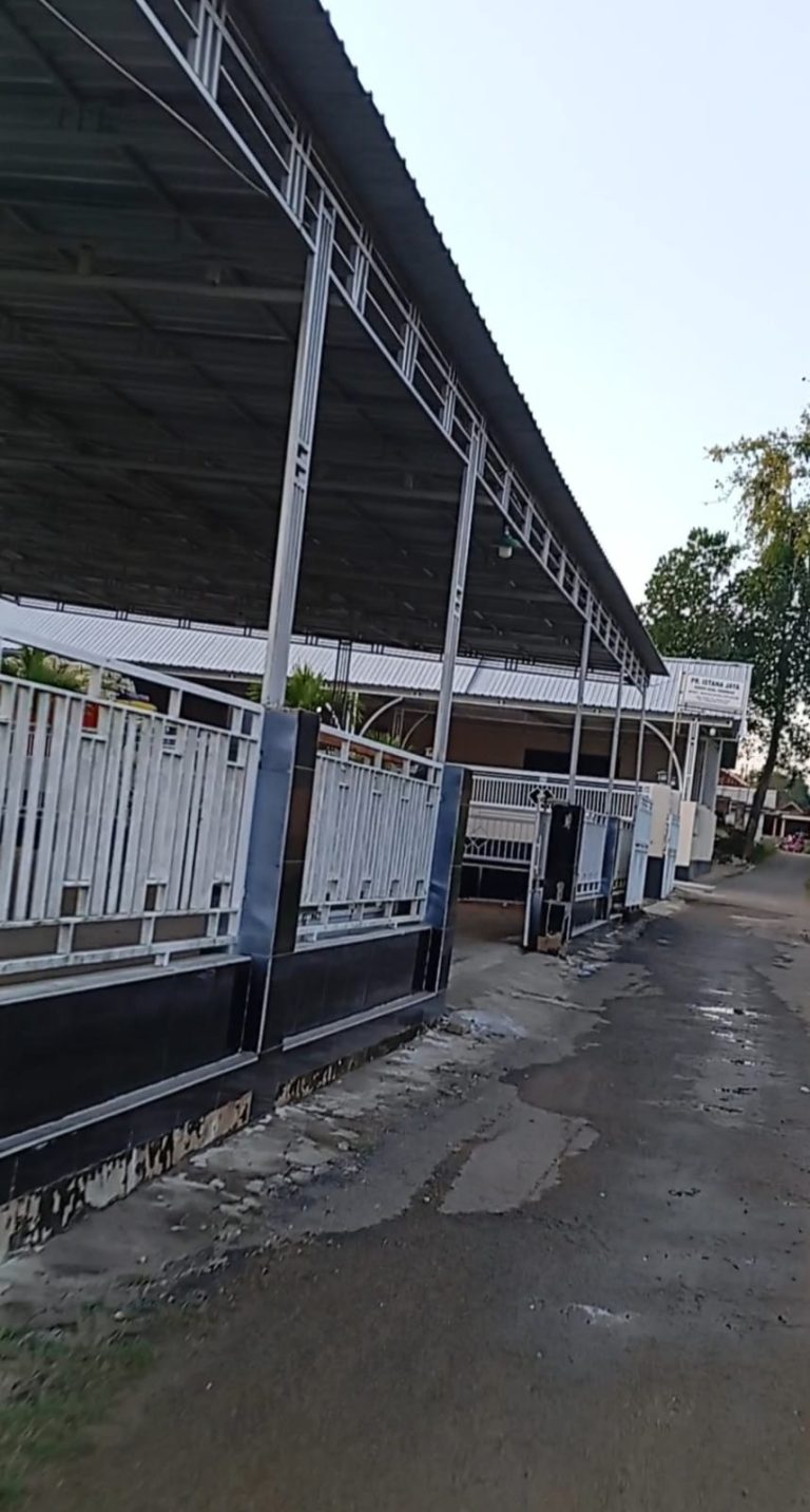 Ketua Dear Jatim Sumenep, Mahbub Junaidi, memberi pernyataan pers terkait dugaan mafia cukai PR Istana Jaya dan penyalahgunaan identitas