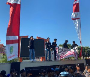 Massa APMS Sumenep gelar aksi demo tuntut pembubaran PT Sumekar Line di depan Kantor Pemkab