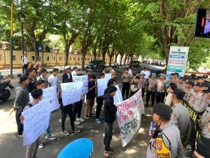 Dear Jatim Demo di Polres Sumenep, Desak Ketua DPRD Sumenep Jadi Tersangka