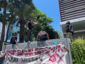 Massa MPR Madura Raya berunjuk rasa di depan kantor SKK Migas Jabanusa menolak survei seismik 3D di Laut Kangean.