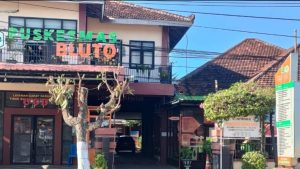 Proses penanganan medis di Puskesmas Bluto, Sumenep, yang mendapat kritik setelah pasien meninggal dunia saat menunggu rujukan