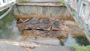 Kondisi jembatan penghubung Desa Bringsang dan Desa Aeng Anyar di Gili Genting yang ambruk dan membahayakan warga