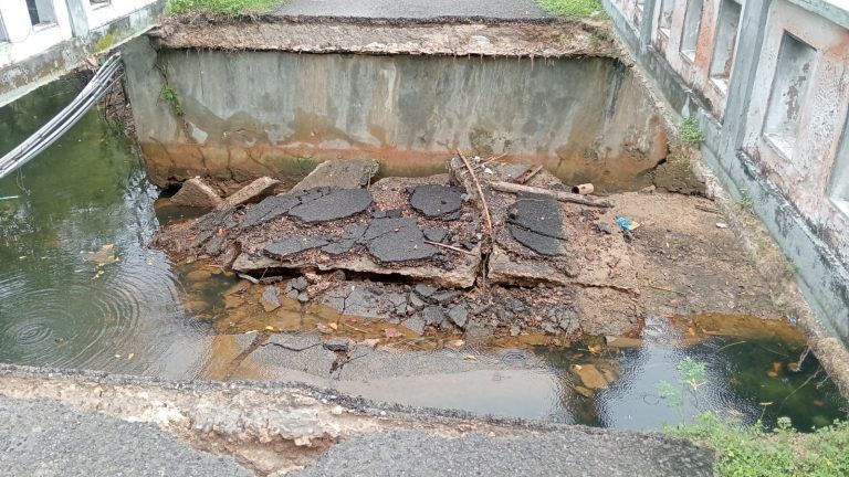 Kondisi jembatan penghubung Desa Bringsang dan Desa Aeng Anyar di Gili Genting yang ambruk dan membahayakan warga