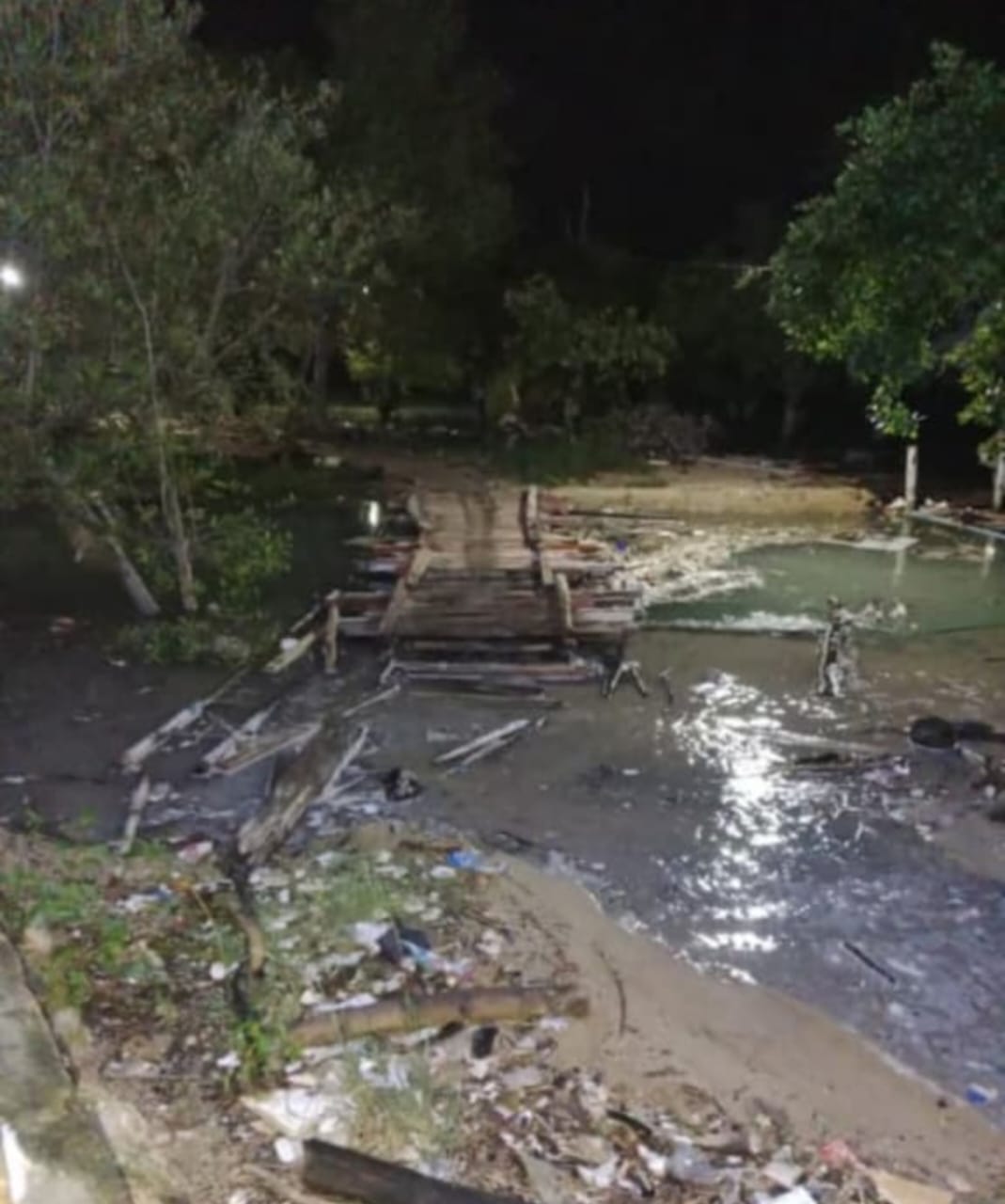 Jembatan penghubung Bringsang Aeng Anyar rusak parah